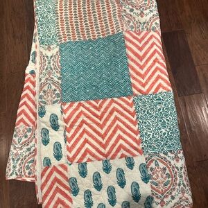 The Company Store King Size Quilt & 2 Matching Shams